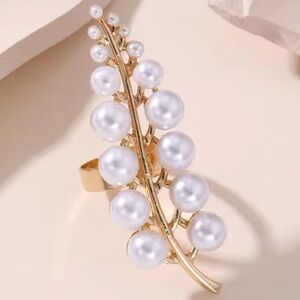 Elegant Gold and Pearl Ring